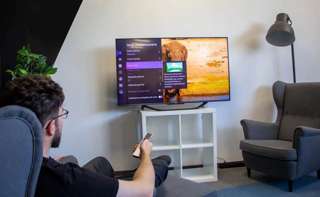 TV LED 65 cali: Ile prądu zużywa? Koszty, oszczędności, fotowoltaika.